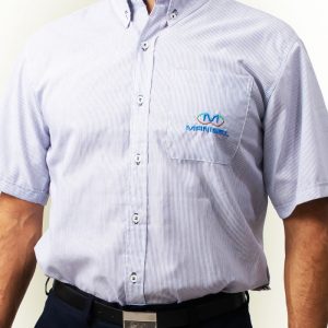 C16 - Camisa hombre batista rayada mangas cortas - Con ojales combinados